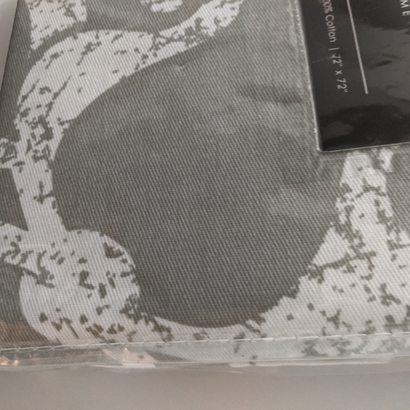 Tahari 100% Cotton Shower Curtain Lg Medallions/Scrolls Print 72 X 72 - Picture 2 of 3